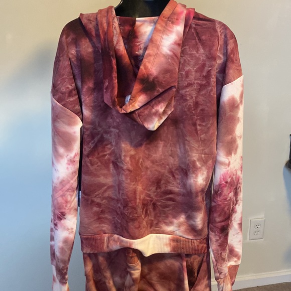 NWT WOMEN’S BURGUNDY BEBE TIE-DYE JOGGING SET - Picture 15 of 16